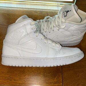 Jordan 1 Mids Women’s ‘Triple White’